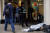사설 경비원이 2일 영국 런던에서 거리에 누운 홈리스를 깨우고 있다. EPA=연합뉴스