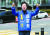 김준혁 더불어민주당 후보(경기 수원정)가 2일 경기 수원시 영통구의 한 아파트 단지에서 시민들과 인사하고 있다. 연합뉴스