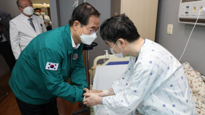 [사진] 한 총리, 환자 지키다 쓰러진 의사 병문안