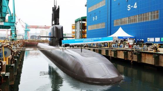 [포토타임] 해군에 인도되는 '신채호함'... SLBM 탑재가능한 전략급 잠수함