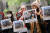 3일 호주 멜버른에서 시위자들이 가자 지구에서 음식을 배달하던 중 이스라엘 공습으로 사망한 호주 구호 활동가 조미 프랭크콤(Zomi Frankcom)의 사진이 담긴 포스터를 들고 있다. 로이터=연합뉴스