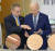 조 바이든 대통령(오른쪽)이 지난달 20일(현지시간) 미국 애리조나 챈들러에 위치한 인텔 캠퍼스에서 팻 겔싱어 인텔 CEO의 설명을 듣고 있다. 인텔은 미 정부로부터 26조원의 보조금을 받는다. AP=연합뉴스