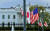 기시다 후미오 일본 총리의 미국 국빈 방문을 맞아 지난 4일 양국 국기가 미국 백악관 앞에 나란히 걸려있다. AFP=연합뉴스