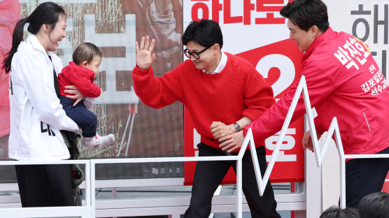 김포 사우사거리에서 지지 호소하는 한동훈 위원장