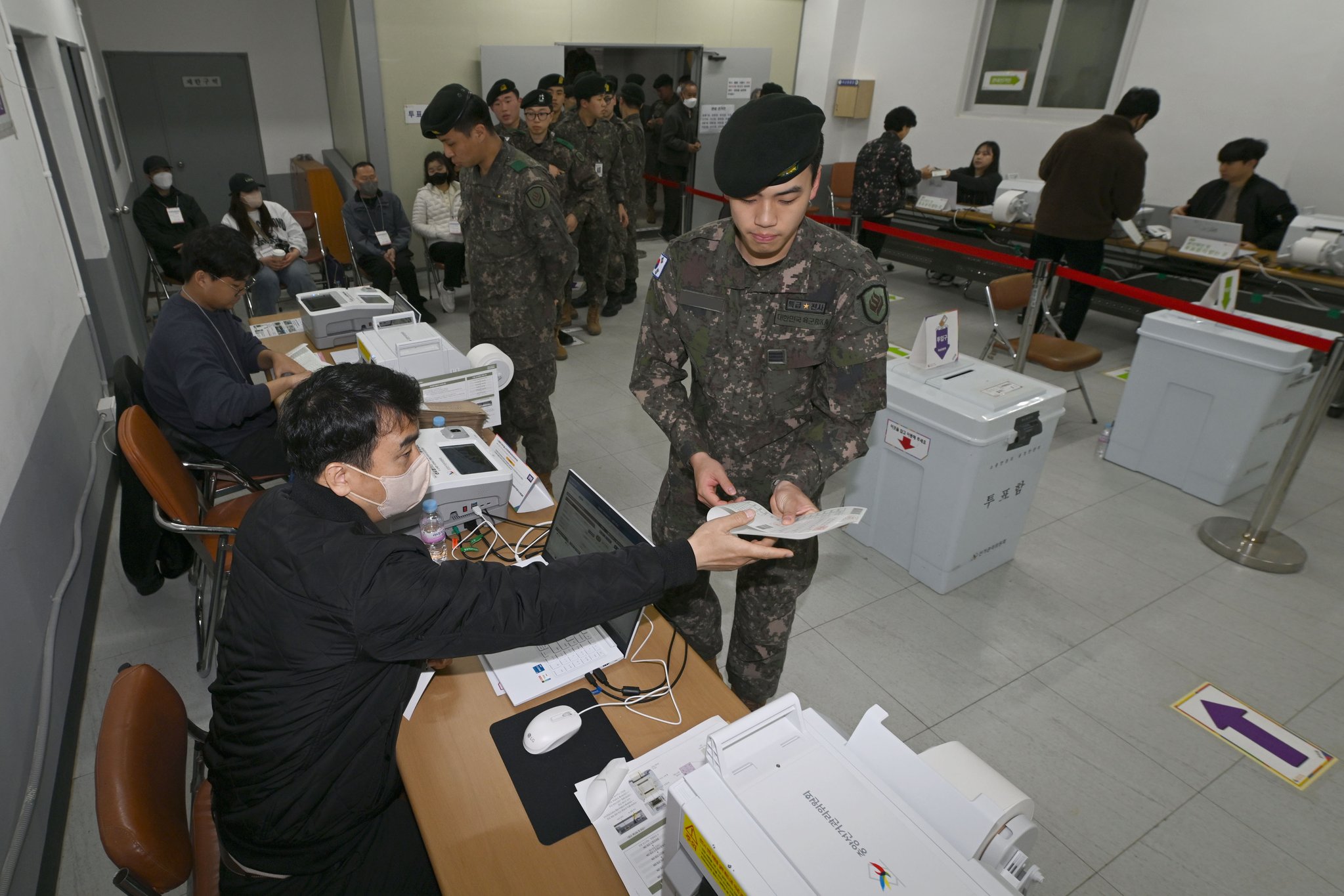  5일 오전 광주 북구 오치1동행정복지센터에 마련된 사전투표소에서 31사단 소속 장병들이 투표하고 있다. 뉴시스