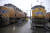 미국 아이오와주 카운슬 블러프스의 철도 조차장에서 지난해 12월 유니온 퍼시픽의 두 기관차가 놓여 있는 사이로 직원들이 걷고 있는 모습, [AP=연합뉴스] 
