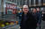 애플 CEO 팀 쿡이 지난 2월 비전 프로 헤드셋 공개를 위해 미국 뉴욕의 애플 스토어에 도착한 모습. [AFP=연합뉴스]