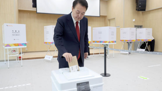 尹, 부산서 사전투표에…野 "PK 지지자 결집용 관권선거"