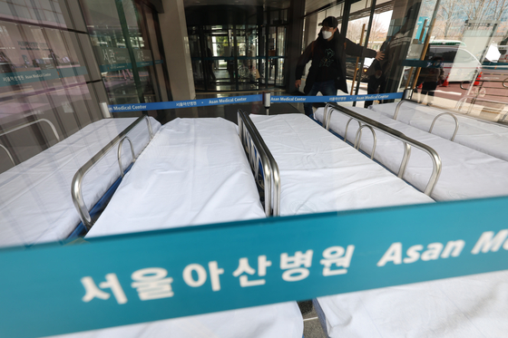 [단독] '전공의 이탈' 병원 클수록 타격…서울대·아산·성모 '수입 -28%'