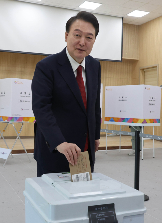 윤 대통령, 참모들과 부산서 4·10 총선 사전투표