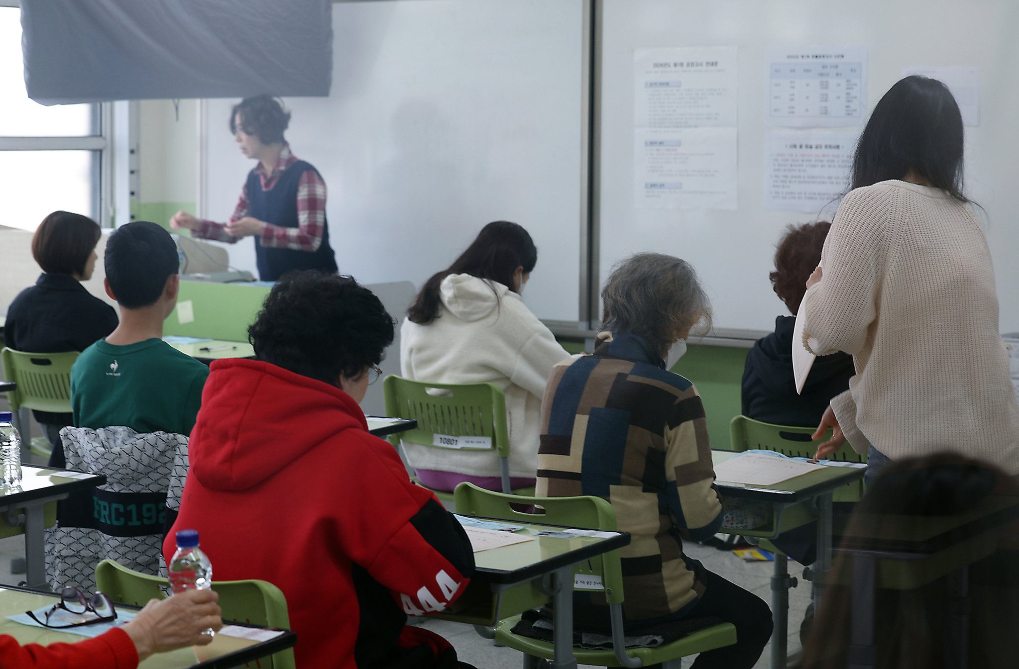 6일 오전 서울 용산구 용강중학교에서 치러진 2024년도 제1회 초등학교 졸업학력 검정고시에서 응시생들이 시험 시작을 기다리고 있다. 뉴스1