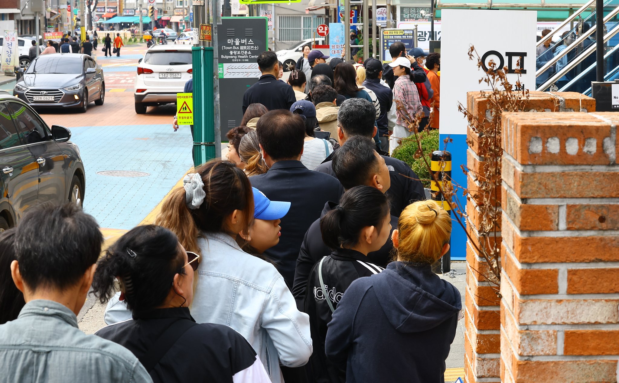 사전투표 마지막 날인 6일 서울 은평구 불광보건분소에 마련된 사전 투표장에서 유권자들이 사전투표를 하기 위해 줄을 서 있다. 뉴시스