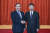지난 1일 중국을 방문한 마잉주(왼쪽) 전 대만 총통이 쑹타오(오른쪽) 중국 국무원대만판공실 주임을 만나 악수하고 있다. AP=연합뉴스