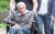 2018년 5월 10일(현지시간) 스위스에서 조력 사망으로 스스로 생을 마감한 당시 호주 최고령 과학자 데이비드 구달(사망 당시 104세)이 하루 전날인 9일 기자회견장에 들어서고 있는 모습. 그는 불치병에 걸리지 않았더라도 조력 사망을 요구할 수 있는 스위스로 건너가 삶을 종결했다. [AFP=연합뉴스]