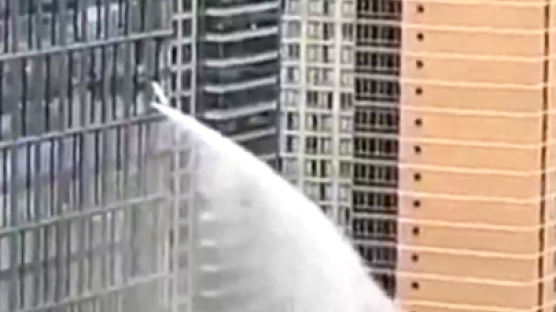 "폭포 같았다" 뉴욕 고층빌딩 뚫고 엄청난 물줄기, 무슨 일