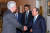 7일(현지시간) 이집트의 카이로 대통령궁에서 압델 파타 알 시시 이집트 대통령(오른쪽)이 빌 번스 CIA 국장과 만나고 있다. AFP=연합뉴스