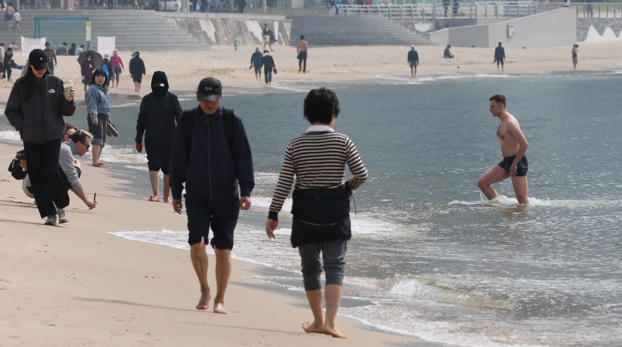 8일 부산 해운대해수욕장을 찾은 시민과 관광객들이 이른 더위를 식히고 있다. 송봉근 기자