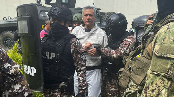 [사진] 에콰도르, 멕시코 대사관 진입 … 전 부통령 체포