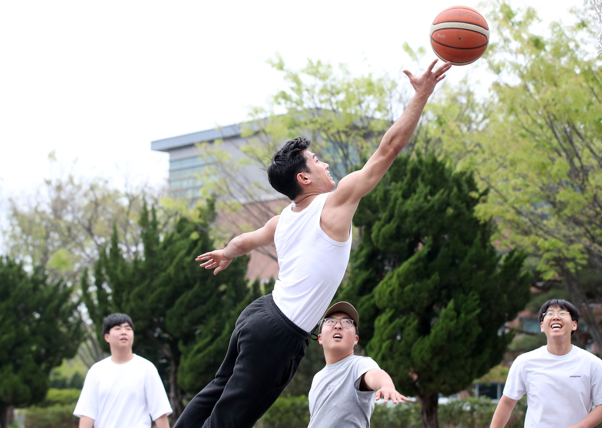 8일 오후 계명대 성서캠퍼스에서 반소매 차림의 학생들이 점심시간을 이용해 농구를 즐기고 있다. 뉴스1