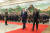 시진핑 중국 국가주석(왼쪽)과 모하메드 무이주 몰디브 대통령이 지난 1월 10일 중국 베이징 인민대회당에서 환영식에 참석하고 있다. 로이터=연합뉴스