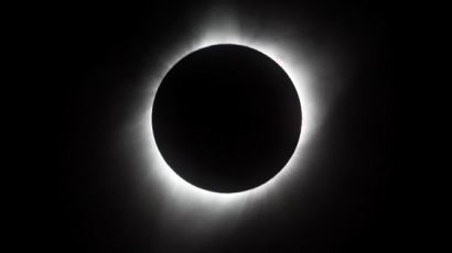 [팩플] 미국서 4분 26초 '검은 태양' 우주쇼… 지구-달-태양 한 줄 나란히