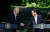 지닌해 8월 미국 메릴랜드주 캠프데이비드에서 열린 한미일 정상회담에서 기시다 후미오 일본 총리가 조 바이든 미국 대통령과 악수를 하고 있다. 로이터=연합뉴스 