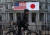 기시다 후미오 일본 총리의 국빈 방문을 앞두고 아이젠하워 행정청 건물에 미국과 일본 양국의 국기가 나란히 걸려 있다. 로이터=연합뉴스