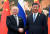 지난해 10월 중국 베이징에서 열린 일대일로 포럼에서 블라디미르 푸틴 러시아 대통령과 시진핑 중국 국가주석이 악수하고 있다. 로이터=연합뉴스