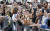 2018년 프랑스 파리에서 열린 '한-불 우정의 콘서트'장 앞에서 프랑스 현지 팬들이 BTS(방탄소년단)를 연호하며 기다리고 있다. 연합뉴스