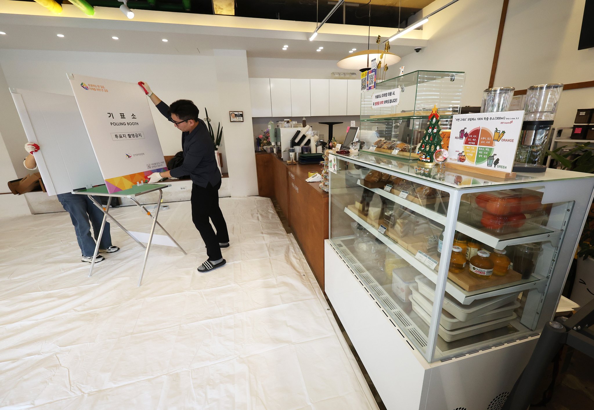 9일 서울 광진구의 한 카페에 투표소가 설치되고 있다. 연합뉴스