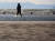 지난 1월 23일 오후 부산 사하구 다대포해수욕장에서 시민들이 한파 특보에도 맨발 걷기를 하고 있다. 연합뉴스