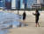 지난해 12월 21일 부산 해운대해수욕장에서 두꺼운 외투를 입은 시민 수십명이 긴 바지를 무릎까지 걷어 올린 채 맨발로 백사장을 걷고 있다. 김민주 기자