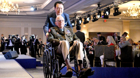 50명 이끌고 중공군 사투…尹이 휠체어 밀던 美참전용사 별세
