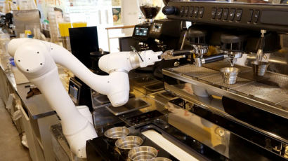 스테이크 굽고 커피 내리고…식당·카페 누비는 로봇 점원