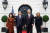 조 바이든 미국 대통령과 질 바이든 여사가 9일(현지시간) 미국 워싱턴을 국빈 방문한 기시다 후미오 일본 총리와 기시다 유코 여사를 백악관에서 환영하며 사진 촬영을 위해 포즈를 취하고 있다. 로이터=연합뉴스