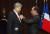 고 조양호 한진그룹 선대회장(왼쪽)은 2015년 방한한 프랑수아 올랑드 프랑스 대통령에게 양국 경제교류에 기여한 공로로 최고 권위 훈장인 ‘레지옹 도뇌르 그랑도피시에’를 받았다. [중앙포토]