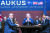 조 바이든(가운데) 미국 대통령이 지난해 3월 13일(현지시간) 캘리포니아주 샌디에이고의 포인트 로마 해군기지에서 열린 오커스(AUKUS: 호주·영국·미국의 안보동맹) 정상 회담 중 앤서니 앨버니지(왼쪽) 호주 총리, 리시 수낵 영국 총리를 만나고 있다. [AP=뉴시스]