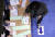 제22대 국회의원 선거일인 10일 원주시 무실동 만대초등학교에 마련된 무실 제5투표소에서 투표용지를 받아 든 한 유권자가 소중한 한표 행사에 나서고 있다. 연합뉴스