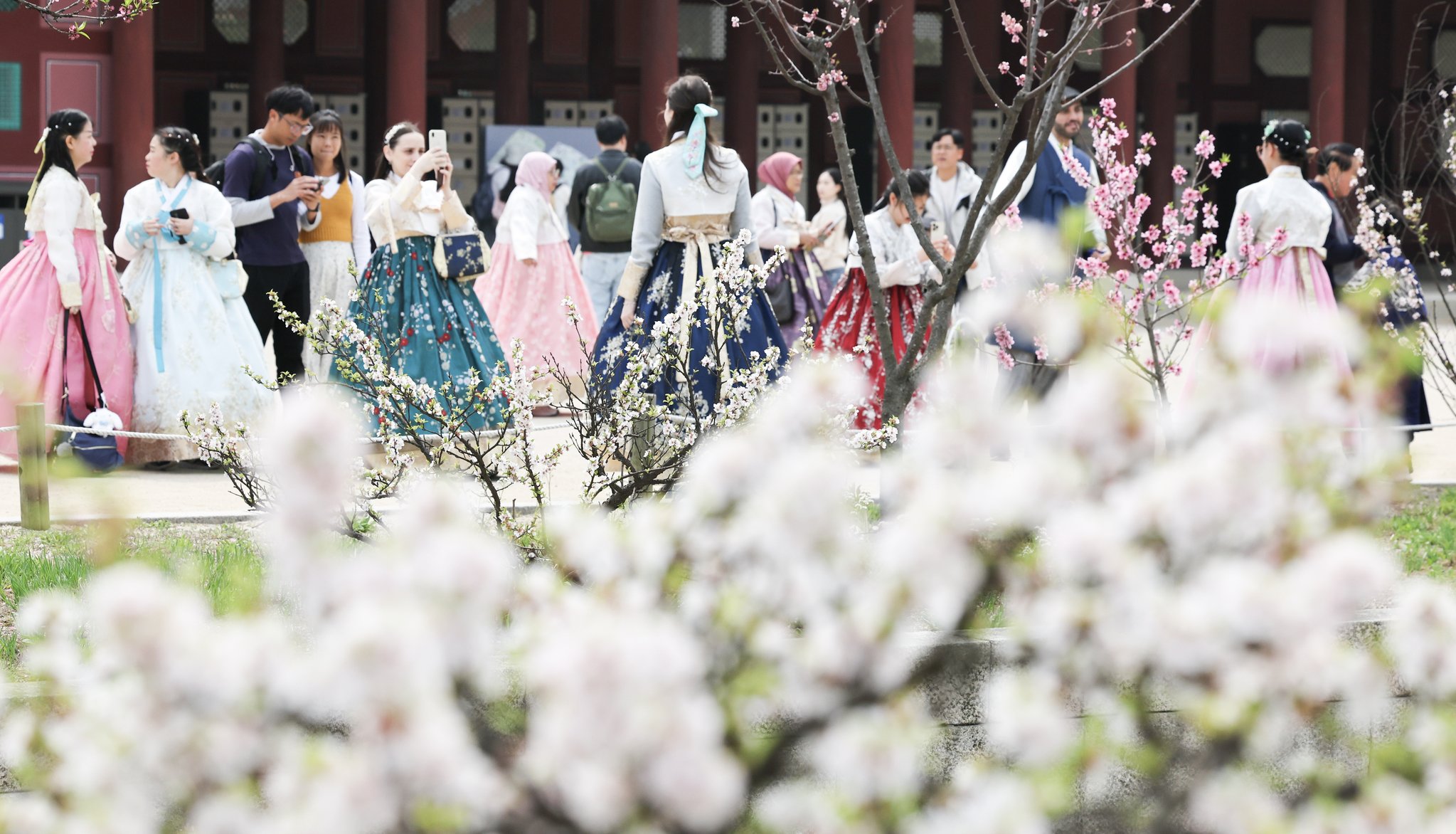  10일 경복궁을 찾은 시민과 외국인 관광객들이 즐거운 시간을 보내고 있다. 뉴스1