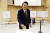 윤석열 대통령이 제22대 국회의원선거 사전투표가 시작된 지난 5일 부산 강서구 명지1동 행정복지센터 사전투표소에서 투표용지를 투표함에 넣고 있다. 대통령실통신사진기자단