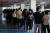 제22대 국회의원 선거일인 10일 서울 서대문구 DMC래미안클라시스 103동 앞 탁구장(남가좌제2동제5투표소)를 찾은 주민들이 투표를 하기 위해 줄을 서고 있다. 뉴시스