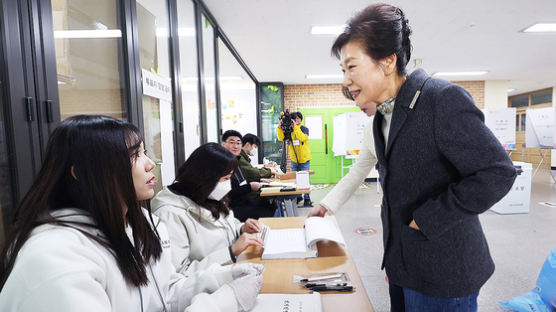 박근혜 "꼭 투표 참여해 달라"…'보수 위기론' 질문엔 침묵
