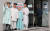 제22대 국회의원선거 투표일인 10일 오전 충남 논산 연산초등학교에 마련된 연산 제1투표소에서 양지서당 유정욱 훈장을 비롯한 가족이 투표한 뒤 인증 사진을 촬영하고 있다.뉴스1