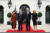 조 바이든 미국 대통령(왼쪽 세번째)과 영부인 질 바이든 여사(맨 왼쪽)가 9일 미국 워싱턴DC 백악관에서 기시다 후미오 일본 총리(왼쪽 두번째)와 부인 기시다 유코 여사를 환영하고 있다. 로이터=연합뉴스