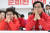 제22대 국회의원 선거가 종료된 10일 오후 대구 수성구 범어동 국민의힘 대구시당 강당에서 경북 상주시문경시 임이자(왼쪽)·경북 김천시 송언석 후보가 굳은 표정으로 출구조사 결과를 지켜보고 있다. 뉴스1