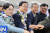 경남 창원시성산구 선거구에 당선된 더불어민주당 허성무(60) 당선인이 당선소감 발표 직후 기념촬영을 하고 있다. 연합뉴스