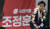 국민의힘 마포구갑 조정훈 후보가 11일 새벽 서울 마포구에 마련한 본인의 선거사무소에서 당선을 확정지은 뒤 소감을 밝히고 있다. 연합뉴스