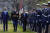 조 바이든 대통령과 기시다 후미오 일본 총리가 10일(현지시간) 워싱턴 백악관 남쪽 잔디밭에서 열린 국빈 도착 행사에서 미 제3보병연대 올드 가드 사령관 데이비드 로랜드 대령과 함께 의장대를 사열하고 있다. AP=연합뉴스