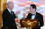 10일(현지시간) 미 백악관에서 열린 국민 만찬에서 조 바이든 미 대통령(왼쪽)과 기시다 후미오 일본 총리가 건배하고 있다. AFP=연합뉴스