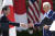 조 바이든 미국 대통령과 기시다 후미오 일본 총리가 10일(현지시간) 워싱턴 백악관 로즈가든에서 공동 기자회견을 마친 뒤 악수하고 있다. AP=연합뉴스
